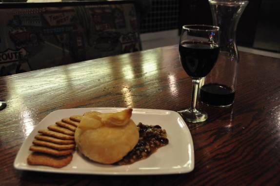 Nosso lanche, um camembert tostado acompanhado de geleia e vinho, em Juneau, a capital do Alaska